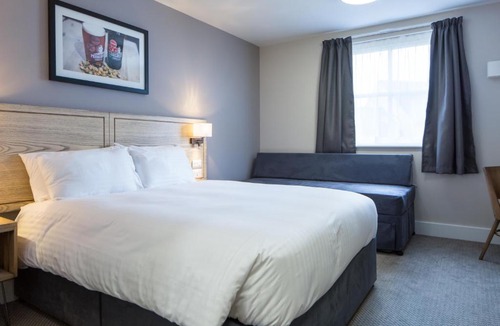 Motherwell Hotel | The Raven’s Cliff Lodge by Marston's Inns