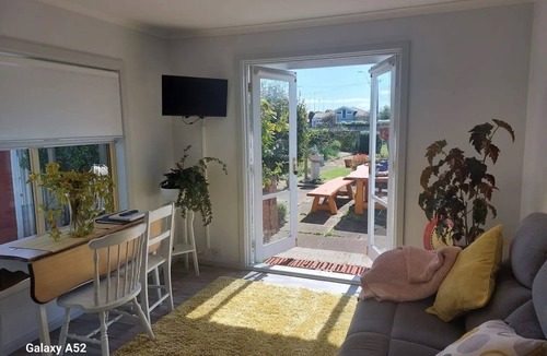 Ulverstone Apartment | The Red Door - 1 Bedroom Studio and Bfstn