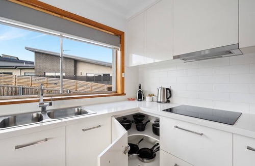 Warrane House | "The Residence" Sleeps 11, Ideal for Large Groups.