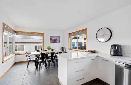 Warrane House | The Residential Retreat-Sleeps 15-Close to Shops