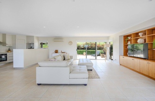 Kingston House | "The Rest Retreat" 3 Bed, 2 Bath - 15 mins to CBD.
