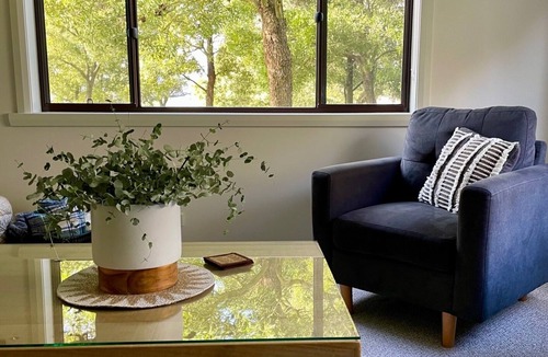 Relbia House | The Rosella - One-bedroom cottage at Bundaleera Vineyard