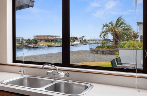 One Tree Point House | The Sunrise Bach - One Tree Point Holiday Home