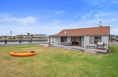 One Tree Point House | The Sunrise Bach - One Tree Point Holiday Home