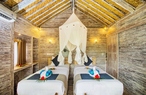 Mushroom Bay Hotel | The Syron Huts Lembongan