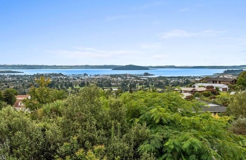 Rotorua House | THE TOP DECK (LONGER DISCOUNTED CORPORATE STAYS ARE WELCOME)