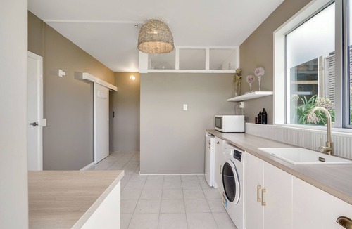 Raglan House | The Ultimate on Bow - Raglan Holiday Home