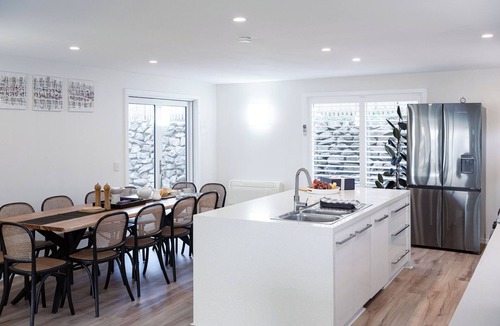 Kingston Beach House | The View at Kingston Beach - Newly Renovated