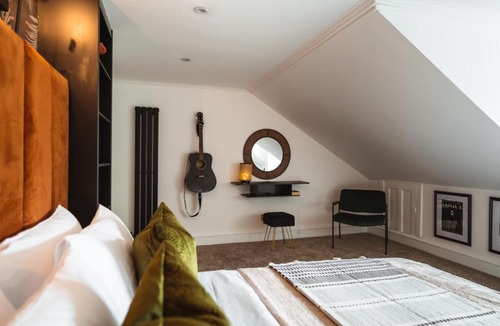 Glasgow Westend Apartment | The West End Loft - 5* Retreat - Private Parking!