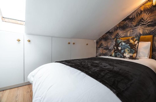 Glasgow Westend Apartment | The West End Loft - 5* Retreat - Private Parking!