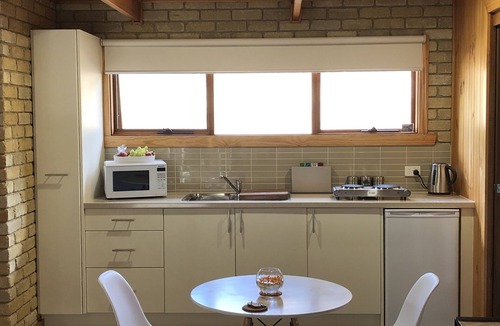 Acton Park Apartment | The Wombat Studio on Acton | Close to airport, beaches, tranquil private setting