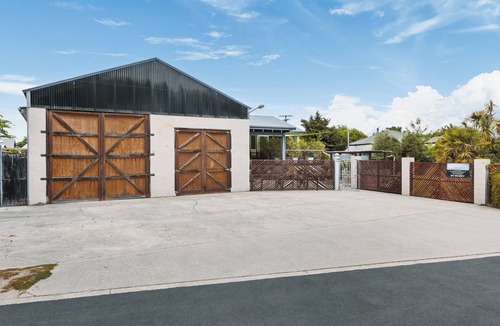 Clyde House | The Workshops - Clyde Holiday Home