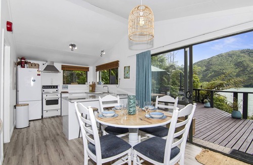 Havelock House | Thirsty Weta Belvue - Havelock Holiday Home