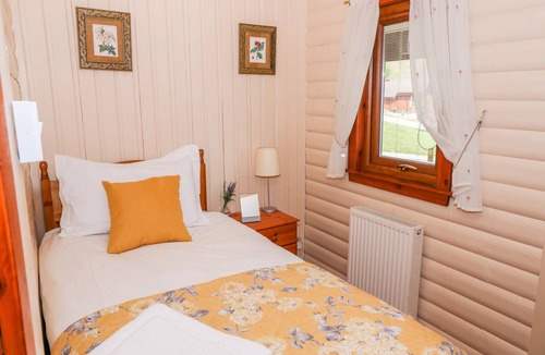 Sandyhills Cottage | THISTLE DUBH ("DOO"), pet friendly, with a garden in Colvend