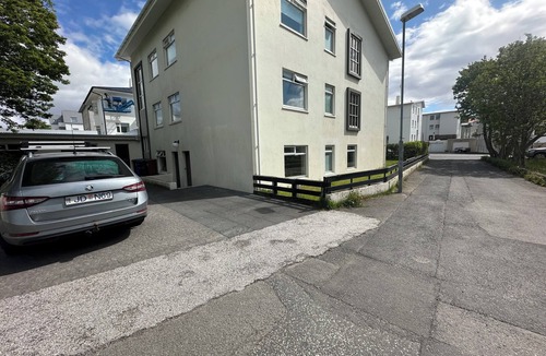 Laekir Apartment | Three bedroom apartment in Rauðalækur, centrally located in Reykjavik