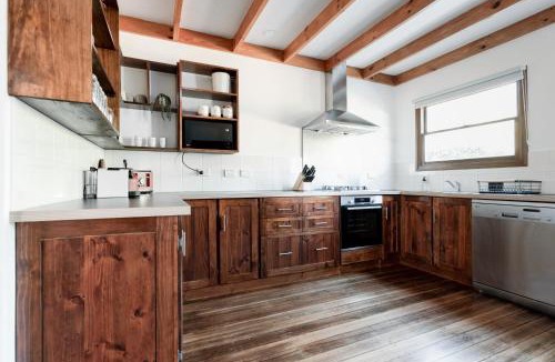 West Launceston House | Thrower Cottage: Gateway to the Cataract Gorge