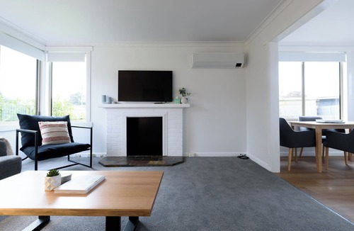 Ulverstone House | Tidy & Comfortable 2-Bed Home with Study – Close to Town