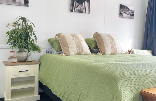 Okitu Apartment | Tidy lower ground floor apartment opposite the beach