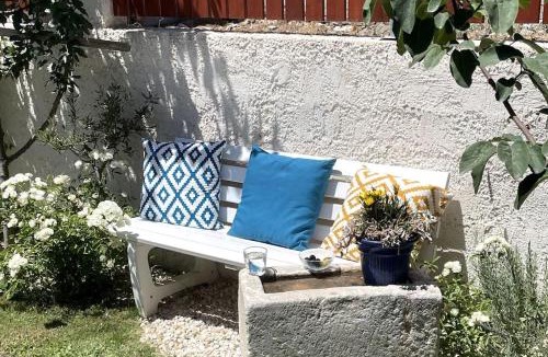 Tyrnavos Municipality Apartment | to ble Künstlersteinhaus mit Garten Barrierefrei