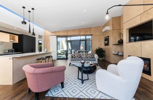 Hamurana Villa | Toka Ridge 1bd Lake View Lux Villa w/HotTub