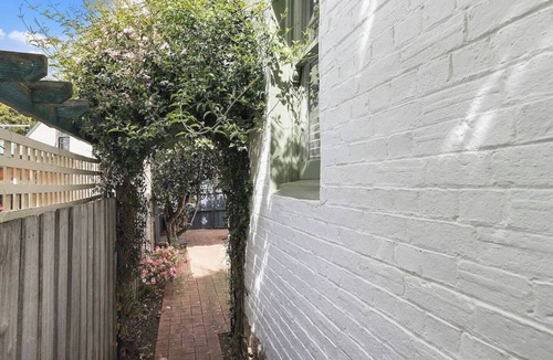 Battery Point House | Toris Cottage Stroll to Vibrant Salamanca