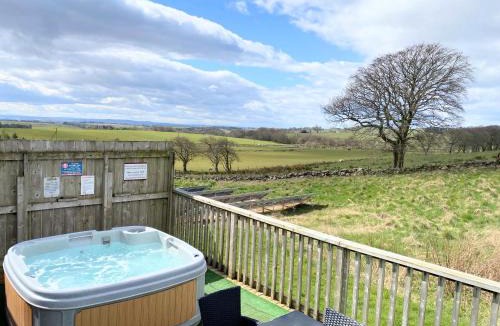 Kelty Ski Chalet | Torridon 12 with Private Hot Tub - Fife - Loch Leven - Lomond Hills