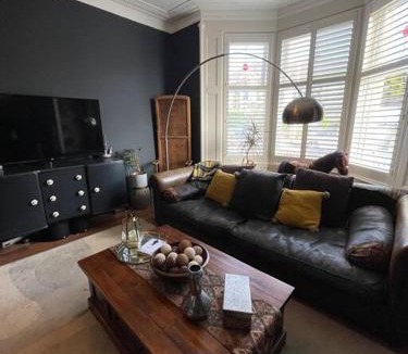Rutherglen Apartment | Traditional apt close to city centre & Hampden