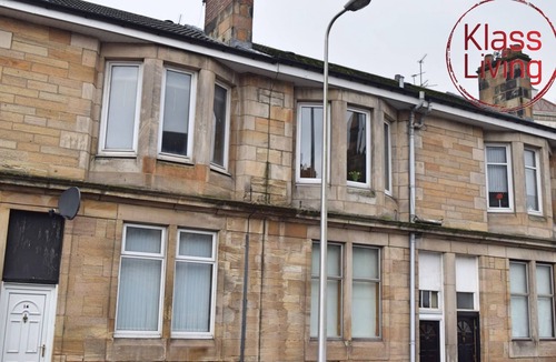 Coatbridge Apartment | Traditional first floor apartment close to train station