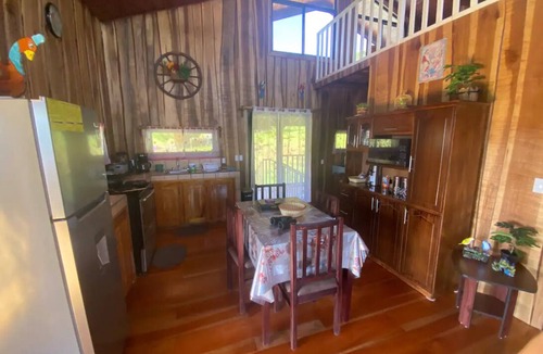 Roble Cabin | Tranquil 4-bedroom cabin in La Suiza with WiFi