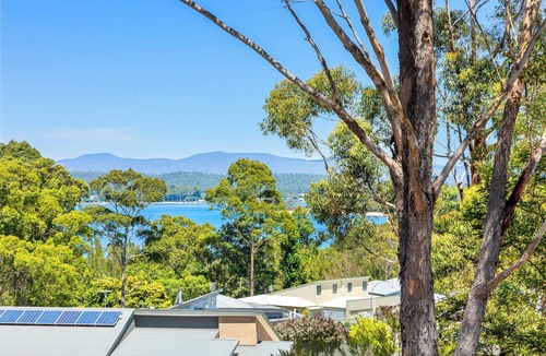Long Beach House | Tranquil retreat with water views - 2 mins to beach!