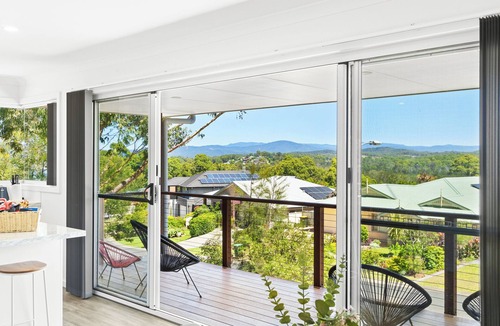 Long Beach House | Tranquil retreat with water views - 2 mins to beach!