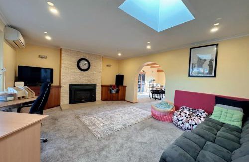 Howrah House | Tranquil Sunlit Retreat close to CBD and Airport