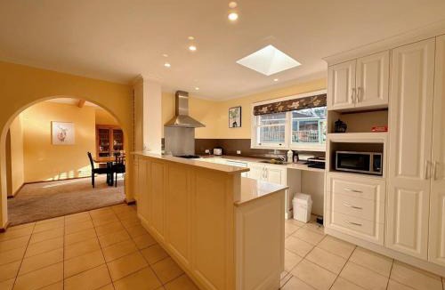Howrah House | Tranquil Sunlit Retreat close to CBD and Airport