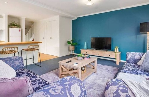 Howrah House | Tranquil Townhouse,2 Bedroom-5 minutes to City
