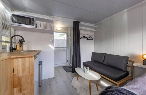 Mount Roskill Cabin | Tranquil Urban Cabin: Serene Getaway with Bbq