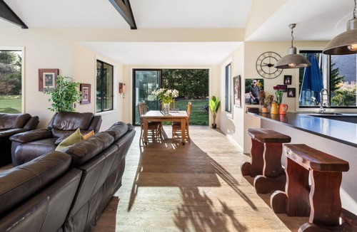 Arrow Junction House | TRAVELLERS RETREAT | LIVE THE DREAM