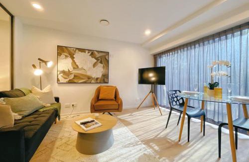 Newton Apartment | Tree-Lined Parkside Holiday Studio with Pool & Gym