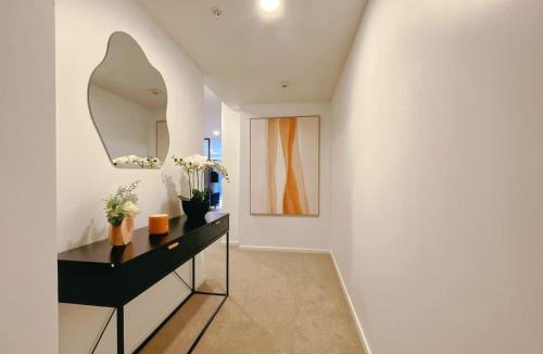 Newton Apartment | Tree-Lined Parkside Holiday Studio with Pool & Gym