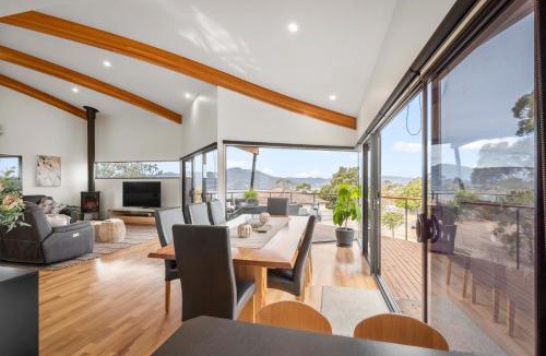 Rosetta House | Tree Top Views - Magnificent 4 Bedroom House - 3 Minutes to MONA