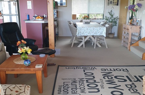 Haruru House | Tree Tops.Stunning water views.tranquil and relaxing.5 min to Beach.