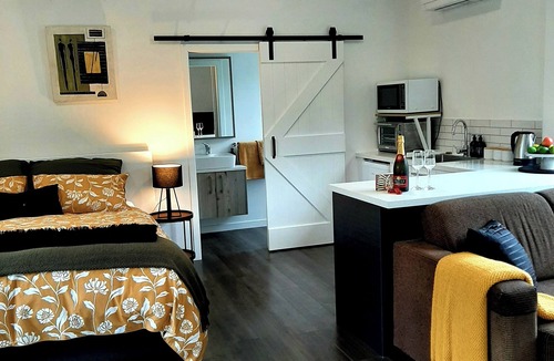 Whakamarama Apartment | TREE VIEW STUDIO is private & spacious. Semi rural but close to all amenities.