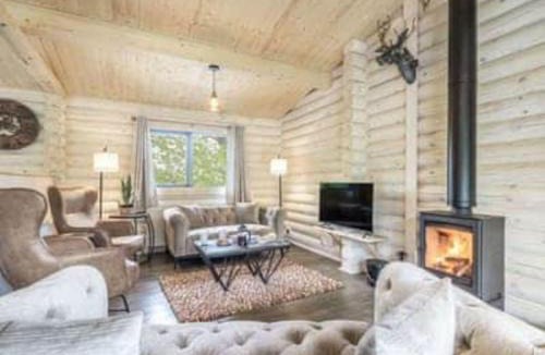 Rockcliffe Ski Chalet | Treetops Luxury Log Cabin - Hot tub, BBQ & Sauna