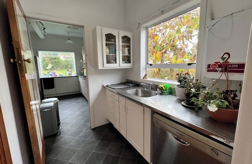 Epsom Villa | TRIPLE ROOM ONLY with Shared Bathroom @ LA CASA BONITA AUCKLAND 8 Bedroom Villa.