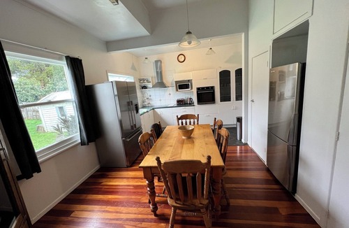 Epsom Villa | TRIPLE ROOM ONLY with Shared Bathroom @ LA CASA BONITA AUCKLAND 8 Bedroom Villa.