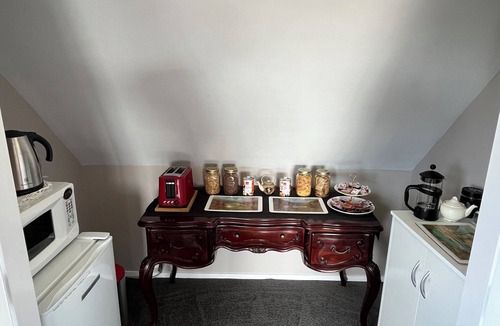 Paraparaumu Beach Bed & Breakfast | Tudor Manor Bed & Breakfast