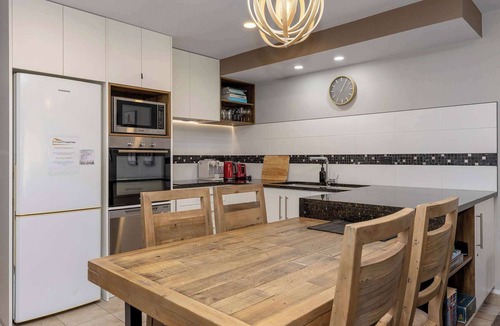 Taupo Apartment | Tui Unit - So close to the lake +Pool