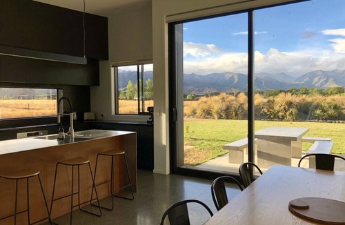 Ben Ohau House | Tussock Fields, Twizel. EPIC mountain views!