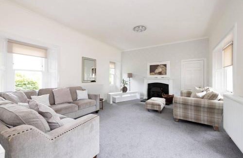 Carberry Apartment | Two Bedroom Country Cottage With Parking