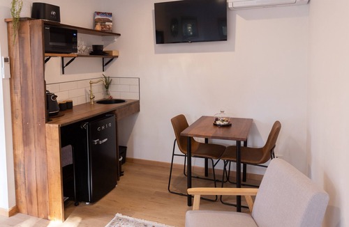 Burnie Apartment | Two purpose built B and B units with queen size beds.
