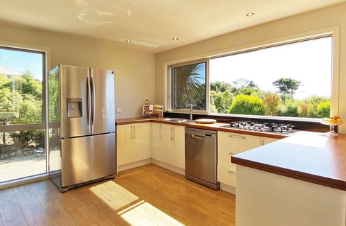 Tata Beach House | Two Waters Beach House - 5 minutes walk to Ligar Bay Beach